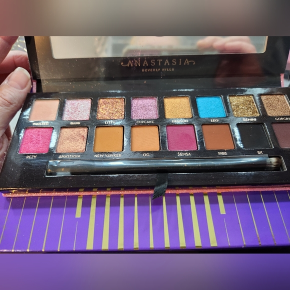 ABH Amrezy Eyeshadow Palette - Picture 1 of 2